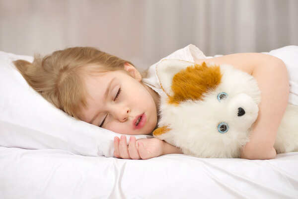 Разговаривать во сне — нормально, если, помимо этого, ребёнок не делает странных движений